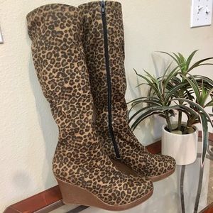 ❤️FIONI leopard print zip-up wedge boot!